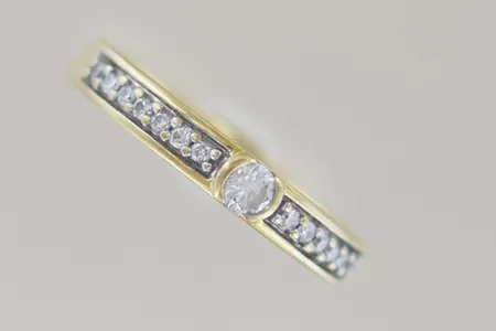 Ring med diamanter 0,12ct, Ø 16¾ mm, graverad, 18K Vikt: 3 g