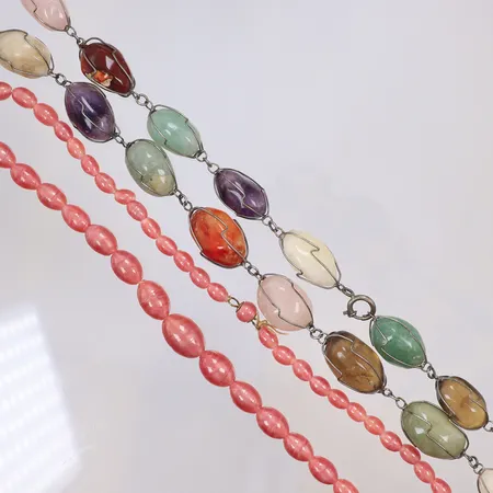 2st Collier, glas och stenar, längd 69cm och 46cm, ett med skador 