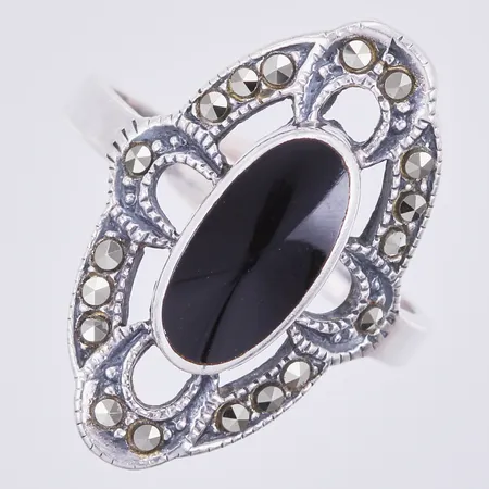 Ring med svart sten & markasiter, stl: 17½, bredd ca 2-12mm, ostämplad, silver Vikt: 3,4 g