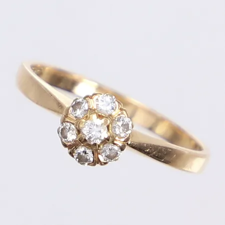 Ring med diamanter totalt 0,30ctv enl. gravyr, stl 19¼, bredd 2-7mm, tillv. Steens Guldsmide AB, Partille/Göteborg 1982, 18K Vikt: 3 g