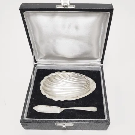 Smörsnäcka med smörkniv, ca 12 x 7,3cm, kniv längd ca 12cm, saknar glasinsats, etui, silver Vikt: 58,3 g