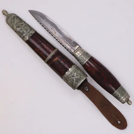 Kniv, bladets längd: 9cm, träslida, beslag i metall, totallängd: 22cm