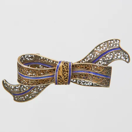 Brosch, filigranarbete, emalj, längd ca 29,5mm, bredd 51,5mm, förgyllt, silver Vikt: 5,6 g