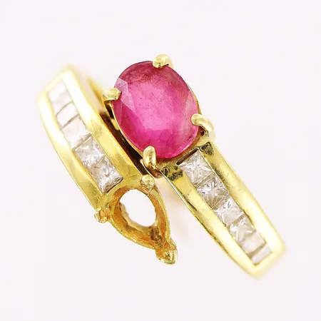 Ring, rosa sten, prinsesslipade diamanter 12 x ca 0,03ct, stl 19½, bredd 2,5-11mm, en rosa sten saknas, 18K Vikt: 7,4 g