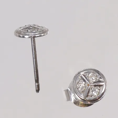 Ett par Örhängen i vitguld med diamanter 6xca0,01ct, Ø6mm, saknar en stopper, 18K Vikt: 1 g