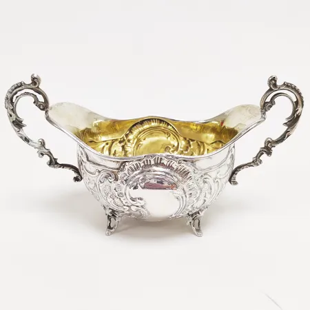 Skål med hänklar, ca 19,5 x 7,3,5cm, höjd 9,5cm, förgylld insida, 830/1000 silver Vikt: 119,7 g