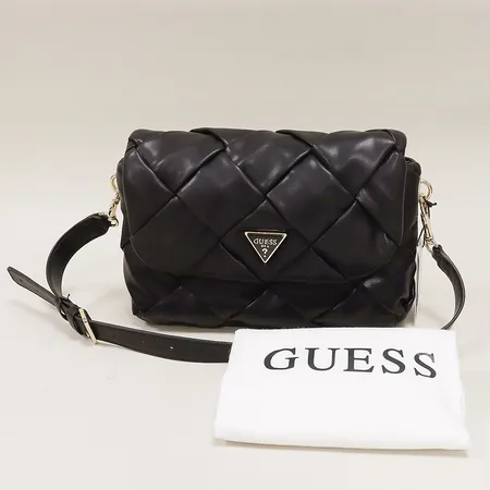 Väska Guess, modell Zaina, ca 26x19x6cm, svart skinnimitation, beslag i gulmetall, tag, dustbag. Vikt: 0 g