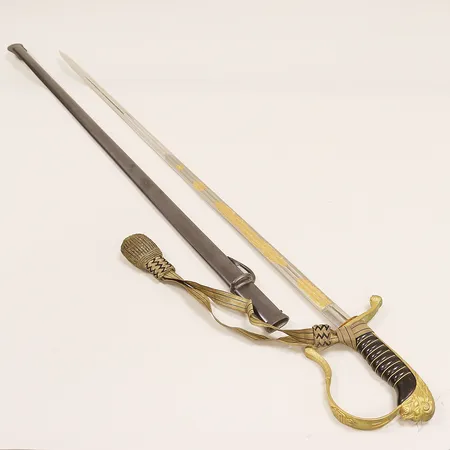Sabel för officer, 1800-tal, fäste i förgylld mässing, smärre slitage, trähandtag med smärre sprickor, längd med fodral 103cm. Vikt: 0 g Skickas med postpaket.