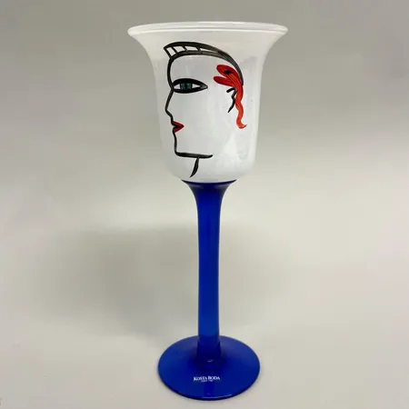 Pokal, Han, Ulrica Hydman Vallien, Kosta Boda, handmålat glas, höjd 24,5cm, signerad och numrerad 7090322, exemplar 142/779, etikettmärkt Skickas med postpaket.