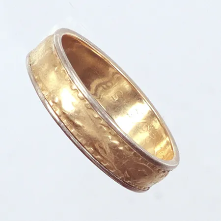 Ring, tvåfärgad, Ø23, N S E Guldvaru Aktiebolag, år1977, gravyr, 18K  Vikt: 9,1 g