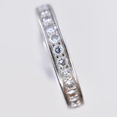 Ring med dia 0,49ctv enligt gravyr, stl 16½, bredd 3 mm, vitguld, graverad, 18K.  Vikt: 4,5 g