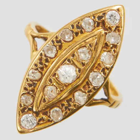 Ring, vita stenar, stl 16, bredd 1,5-23,5mm, bucklig, skev skena, 21K Vikt: 3,3 g
