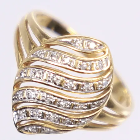Ring med diamanter totalt 0,10ctv enl. gravyr, stl 17¼, bredd 2-17mm, 18K Vikt: 3,2 g