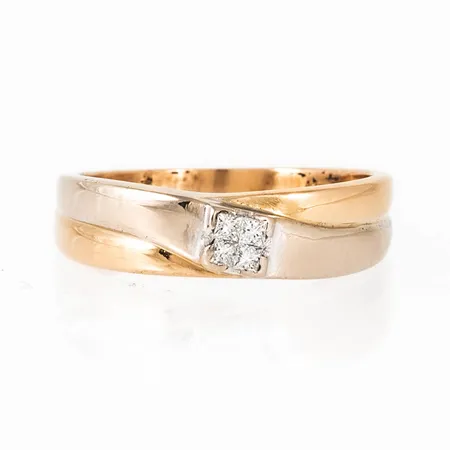 Ring i 18K röd- och vitguld med 4 x c:a 0,02ct princesslipade diamanter. Den är i storlek 17¼ är 2,5 - 5,5 mm bred och väger 4,3g. Stämplad GHA & 18K. 