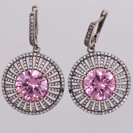 Ett par örhängen med rosa och vita stenar, längd 45,5mm, bredd 26,2mm, två stenar saknas, silver 925/1000 Vikt: 15,8 g