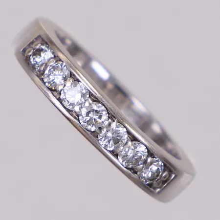 Ring med diamanter 7xca0,10ct, stl 18½, bredd 4,2-4,4mm, vitguld, 18K  Vikt: 9,6 g