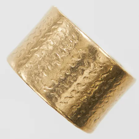 Ring, stl 16, bredd 12,5mm, gravyr, ostämplad, 18K Vikt: 13,7 g