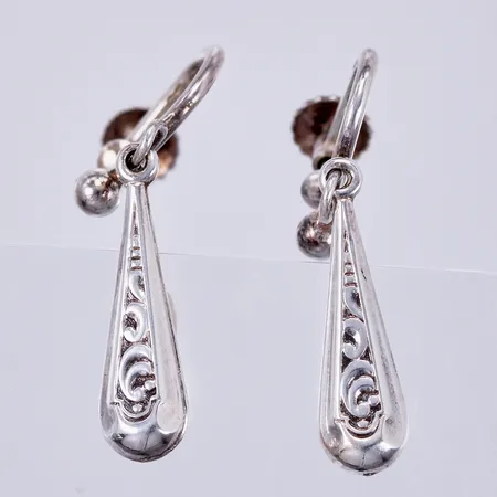 Ett par örhängen med skruv, med svensk importstämpel, längd ca 22mm, bredd ca 2-5mm, silver Vikt: 2,1 g