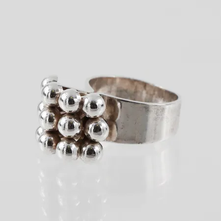 Ring med kuldekor, stl 16¾mm, silver 835 Vikt: 9,2 g