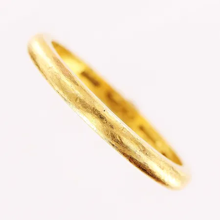 Ring, slät, stl 18¾, gravyr, 20K Vikt: 4,3 g