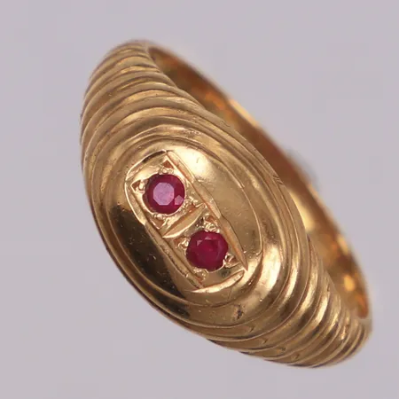 Ring, röda stenar, stl 17¾, bredd: 2,5-9,4mm, 18K Vikt: 3,6 g