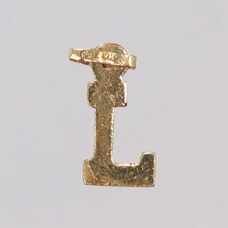 Hänge "L", 15x6mm inklusive hängöglan, hängögla defekt, 18K Vikt: 0,4 g