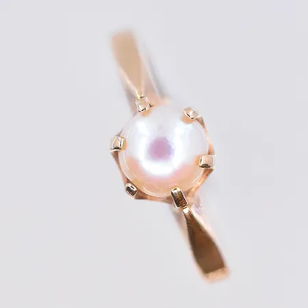 Ring med pärla, stl 15¼, bredd 2-6 mm, 18K. Vikt: 1,7 g