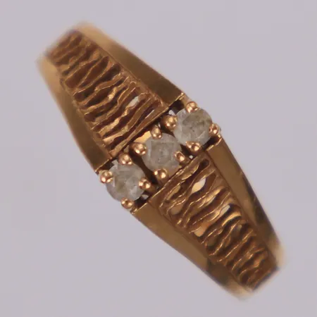 Ring med vita stenar, stl 17½, bredd 2,3-7,5mm, 18K  Vikt: 3,1 g