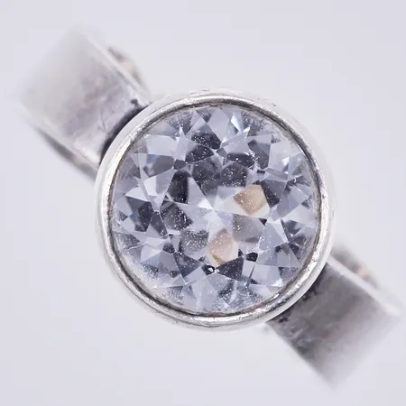 Ring med vit sten, stl: 16, bredd ca 4-9mm, svensk importstämpel, From 925/1000 silver Vikt: 4,6 g