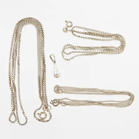 3 kedjor, 1 hänge, bucklor och skeva länkar, 835/1000 Silver Vikt: 16,7 g