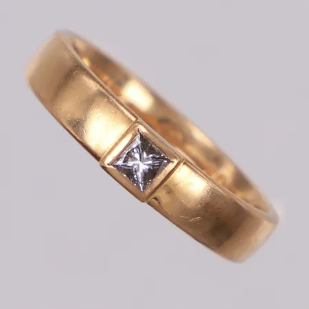 Ring med princesslipad diamant 0,15ct enligt gravyr, stl 16½, bredd: 3,8mm, gravyr, 18K Vikt: 4,1 g