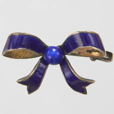 Brosch, emalj, längd ca 21mm, bredd 29mm, 900/1000 silver Vikt: 3,9 g