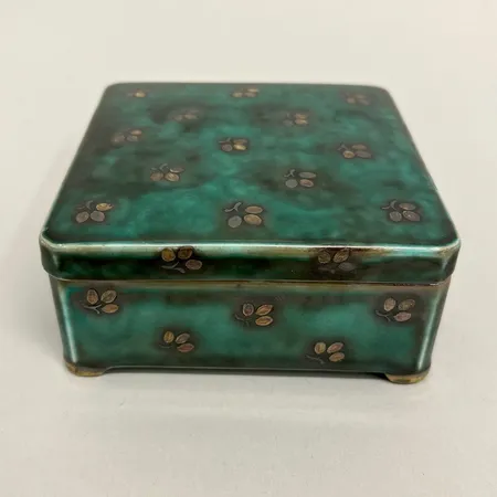 Ask med lock, Argenta Wilhelm Kåge, märkt Gustavsberg 925 samt "prov 25/6 33" undertill, smärre färgbortfall, 9,5x9,5cm, höjd 4cm