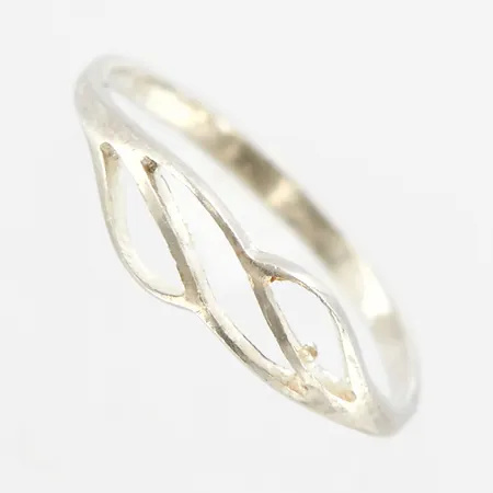Ring, stl 16¾, bredd framtill ca 5mm, 925/1000 Silver Vikt: 1 g