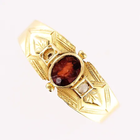 Ring, sten, stl 18¾, bredd 2,4-7,2mm, 1 pärla saknas, defekt sten, 18K. Vikt: 1,7 g