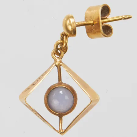 Ett udda örhänge, sten, längd ca 22mm, bredd 14mm, 18K Vikt: 1,3 g