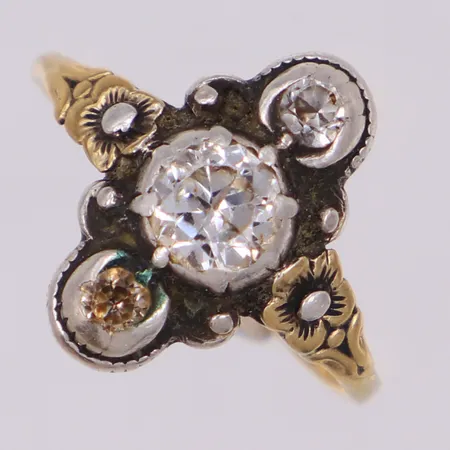 Ring, vita stenar, stl 17½, bredd: 1,5-16,8mm, fattning i silver, skena i 18K, bruttovikt: 3,9g Vikt: 3,9 g