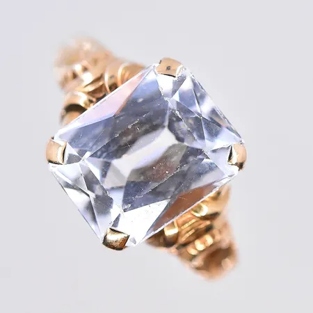 Ring med vit sten, stl 17, bredd skena 2 mm, 18K. Vikt: 2,4 g