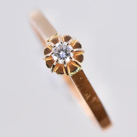 Ring med diamant 0,06ctv enligt gravyr, stl 16½, bredd 2 mm, 18K. Vikt: 1,9 g