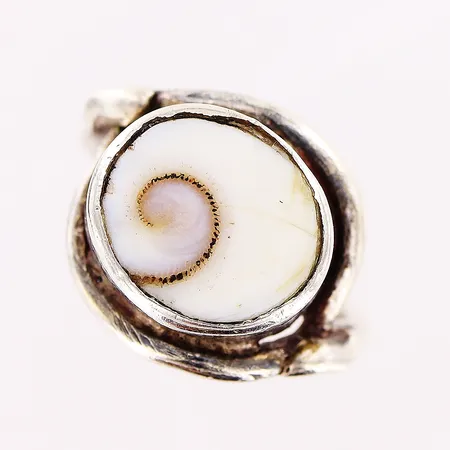 Ring stl 15, bredd 1,5-14mm, vit dekoration, ostämplad, silver. Vikt: 3,8 g