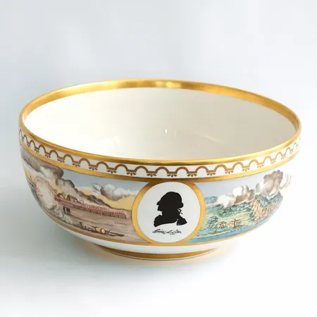 Bålskål, Royal Copenhagen, jubileumsutgåva för "The American Revolution 1776-1976", porslin, delvis förgylld med dekor av bataljscener, Ø34, höjd 15 cm, numrerad 1598/2500, originalkartong samt äkthetsintyg Vikt: 0 g Skickas med postpaket.