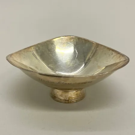 Skål, höjd 5cm, bredd 12cm, gravyr, silver 925/1000 Vikt: 100,8 g