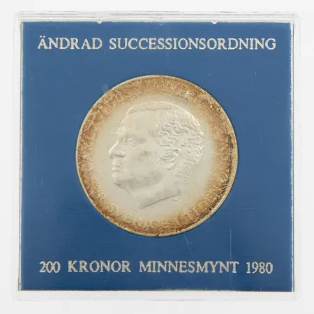 Minnesmynt, Ø36mm, Sveriges Konung Carl XVI Gustaf - för Sverige i tiden ändrad successionsordning, år 1980, nominellt värde 200kr, silver 925/1000, plastetui Vikt: 27 g