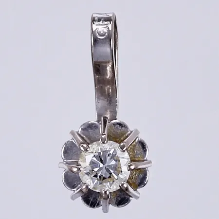 Hänge med diamant ca 1x0,08ct, längd ca 10mm, bredd ca 1-5mm, 18K Vikt: 0,3 g