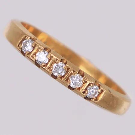 Ring med diamanter 5xca0,04ct W(H)/VS enligt gravyr, stl 18¾, bredd 3,3mm, gravyr, 18K  Vikt: 3,9 g