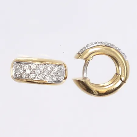 Ett par örhängen, creoler, med diamanter 36x ca 0,01ct, Ø13mm, bredd 6mm, något ojämna stift, vitguld/rödguld 18K Vikt: 5,7 g