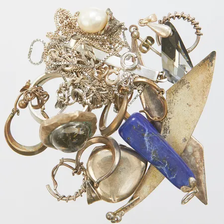 Diverse silver, saknar stenar, skeva, skadade, silver  Vikt: 41,7 g