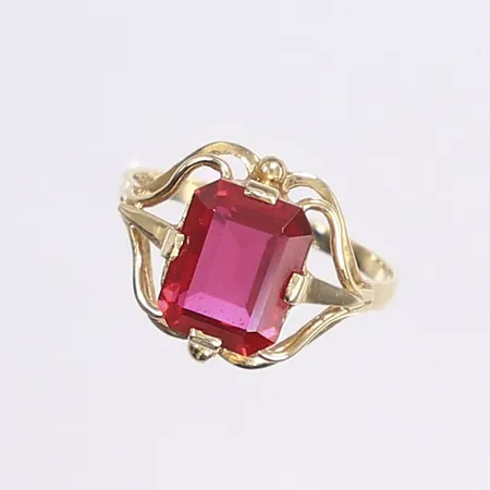Ring med röd sten, stl 17¾, bredd 2-15mm, 14K Bruttovikt: 2,9g Vikt: 2,9 g