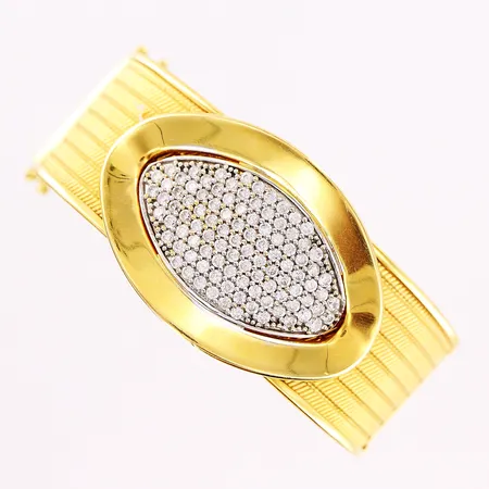 Stelt armband, vita stenar, innermått ca 59x65mm, bredd 25-30mm, mindre bucklor, 21K Vikt: 38,3 g