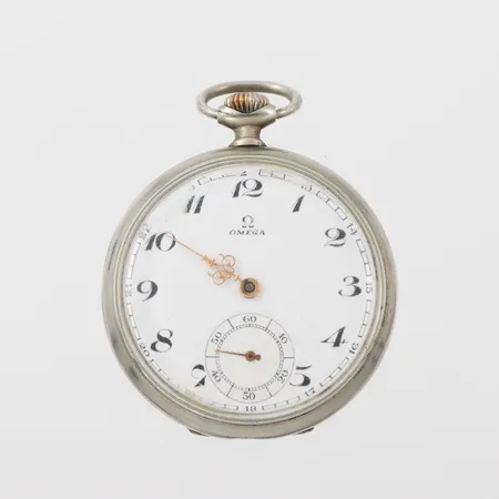Fickur Omega, fungerar ej, kantskador på urtavlan, diameter ca 4.7 cm,vitmetall. Vikt: 0 g